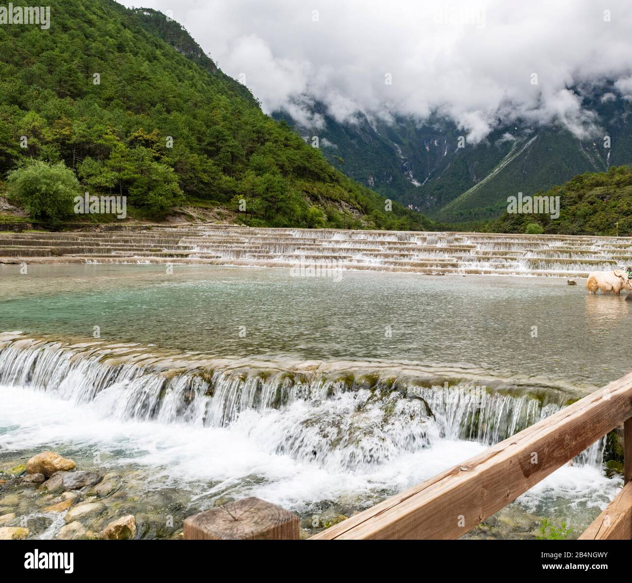 Smaragdfarbene Wasserfälle im Blue Moon Valley am Fuße des Jade Dragon Snow Mnt (Yulong Xue Shan) in Lijiang, Provinz Yunnan, China. Stockfoto