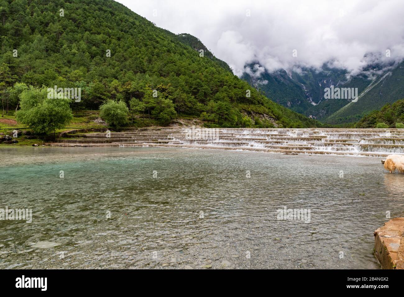 Kaskaden im Blue Moon Valley am Fuße des Jade Dragon Snow Mnt (Yulong Xue Shan) in Lijiang, Provinz Yunnan, China. Stockfoto