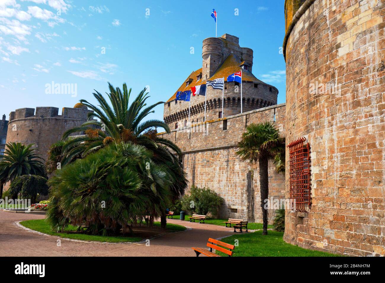 Saint-Malo ist eine Hafenstadt an der Cote d-'Emeraude in der Bretagne im Nordwesten Frankreichs, mit Blick auf die beeindruckende Stadtmauer "Ville Close". Mit dem Chateau de la Duchesse Anne. Stockfoto