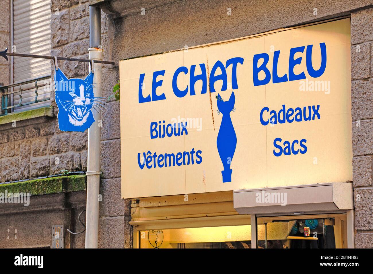 Saint-Malo ist eine Hafenstadt an der Cote d-'Emeraude in der Bretagne im Nordwesten Frankreichs. Alles für die Katze ist in Le Chat Bleu zu finden. Stockfoto