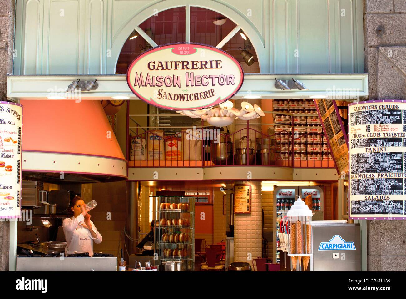 Saint-Malo ist eine Hafenstadt an der Cote d-'Emeraude in der Bretagne im Nordwesten Frankreichs. Französisches Fast-Food-Geschäft in der Altstadt. Stockfoto