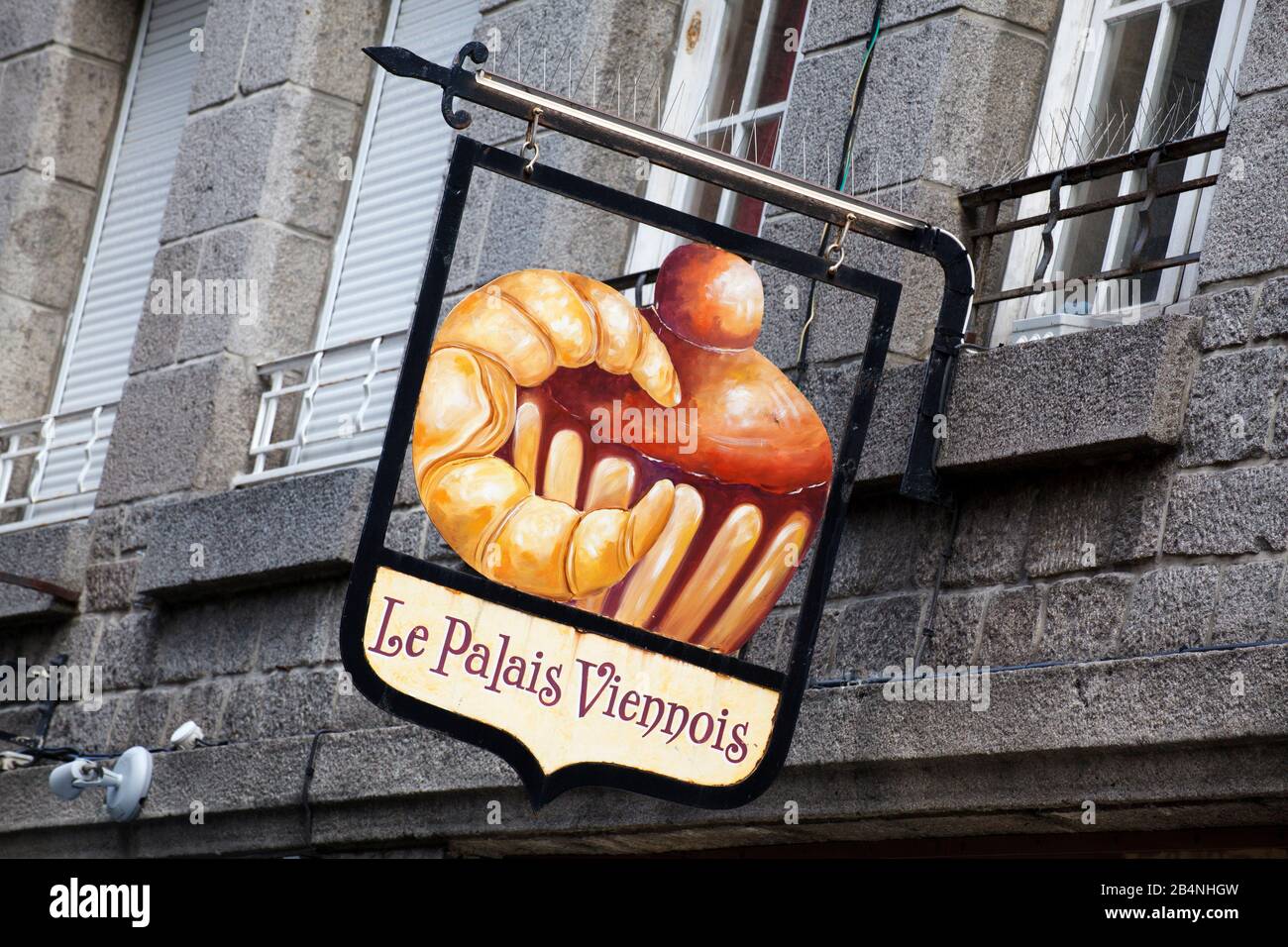 Saint-Malo ist eine Hafenstadt an der Cote d-'Emeraude in der Bretagne im Nordwesten Frankreichs. Typische Zünfte - auch Nasenschilde genannt - sind in der Altstadt zu finden. Stockfoto