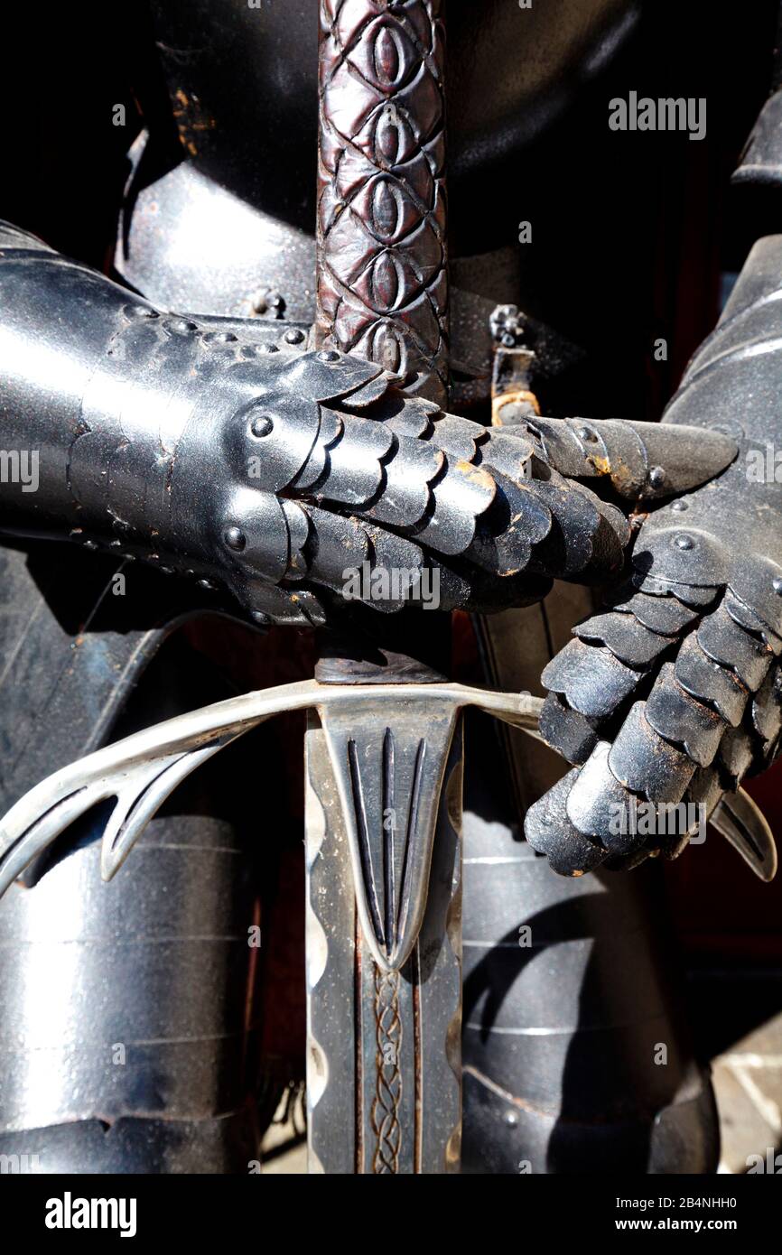 DOL-de-Bretagne ist eine Gemeinde im Département Ille-et-Vilaine in der Region Bretagne. Ausgezeichnet als "Petite cité de caractère", kleiner Ort mit Charakter. Knight Rüstung als Blickfang in einem Restaurant. Stockfoto