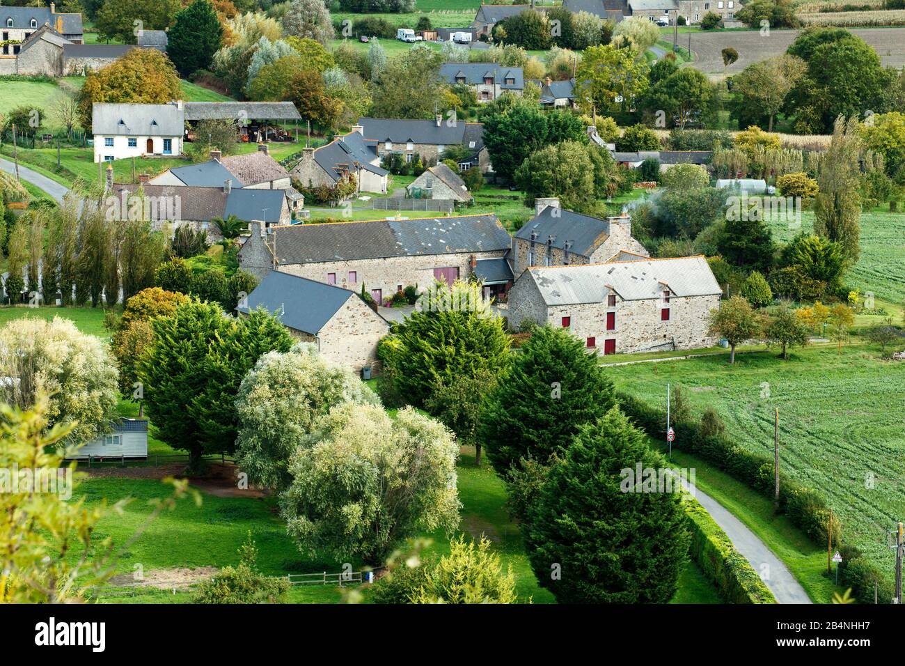 Der "Mont-Dol" ist ein 65 Meter hoher Granit-Chunk in einer flachen bretonischen Landschaft, auf dessen Hochebene sich verschiedene Gebäude befinden. Blick vom Aussichtsturm auf dem Mont Dol auf die typische bretonische Landschaft. Stockfoto