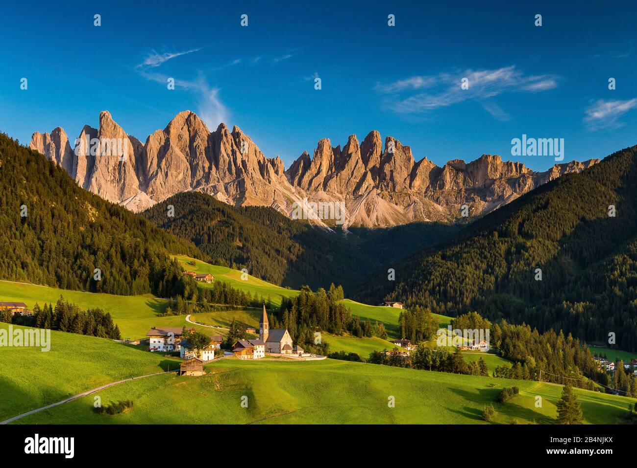 St.-Maddalena-Kirche, Villößtal, Geisler-Gruppe, Doldern, Südtirol, Italien Stockfoto