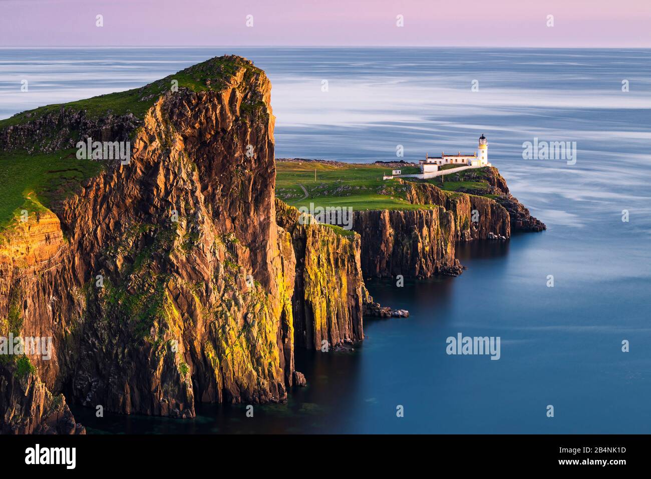 Leuchtturm Neist Point im Abendlicht bei Sonnenuntergang, Insel Skye, Schottland Stockfoto