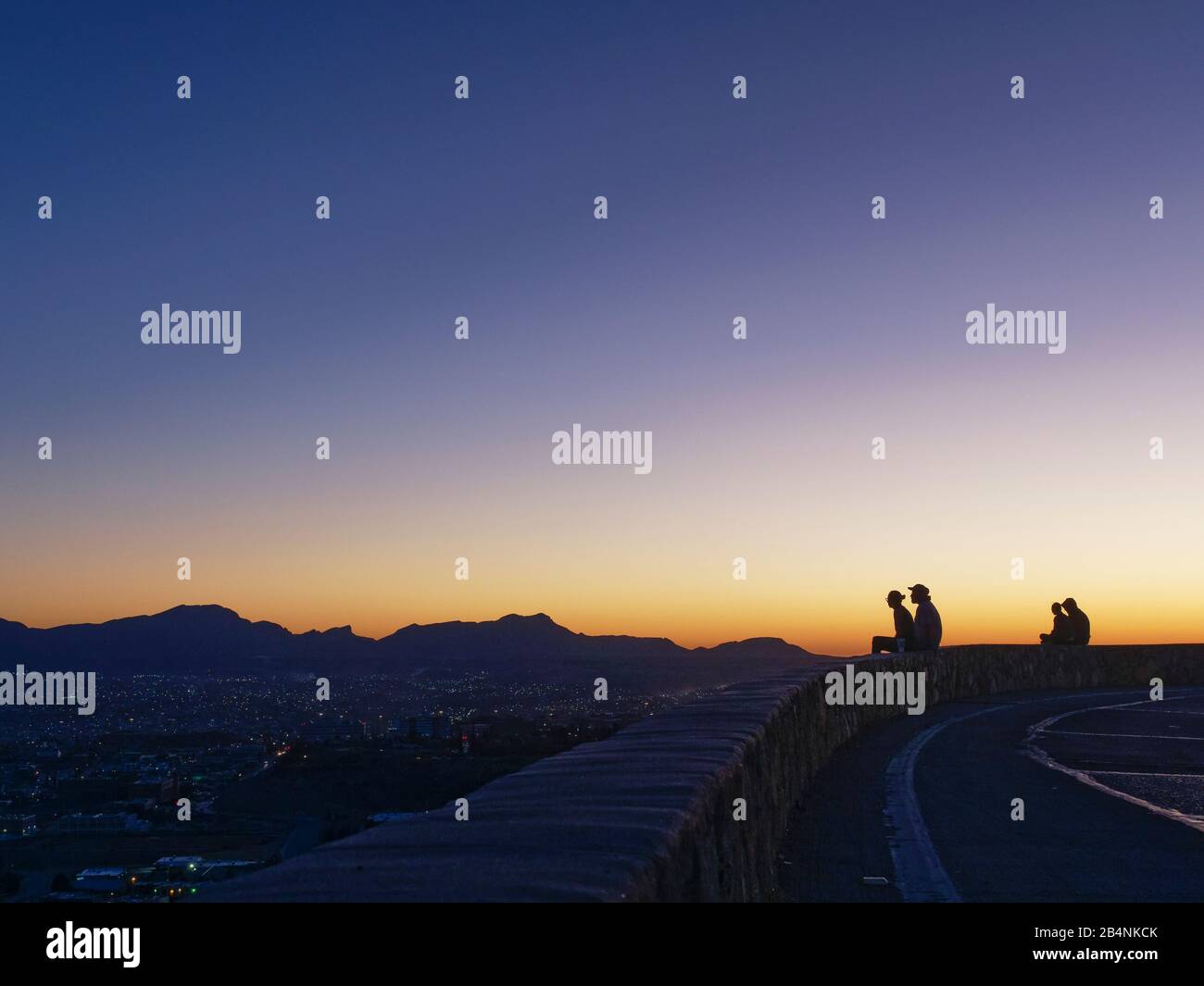 Zwei Paare genießen einen Blick auf den Sonnenuntergang vom Murchison Park, Scenic Drive Stockfoto