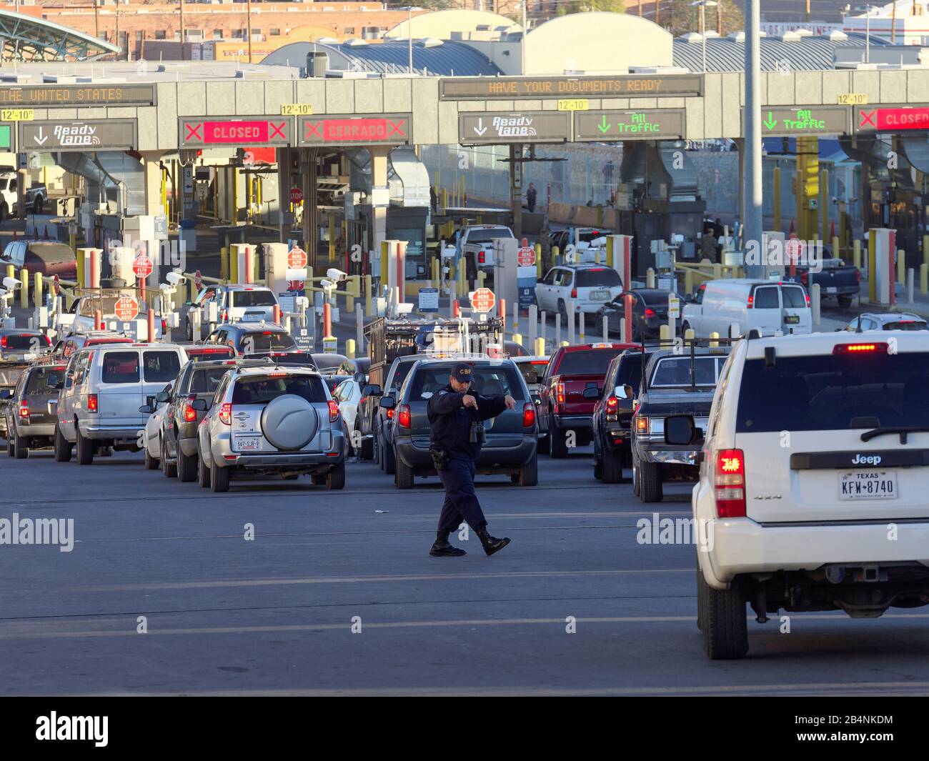 Morgendlicher Pendlerverkehr, der von Ciudad Juarez, Chihuahua nach El Paso, Texas, einführt und die Paso del Norte/Stanton Street Bridge verlässt Stockfoto