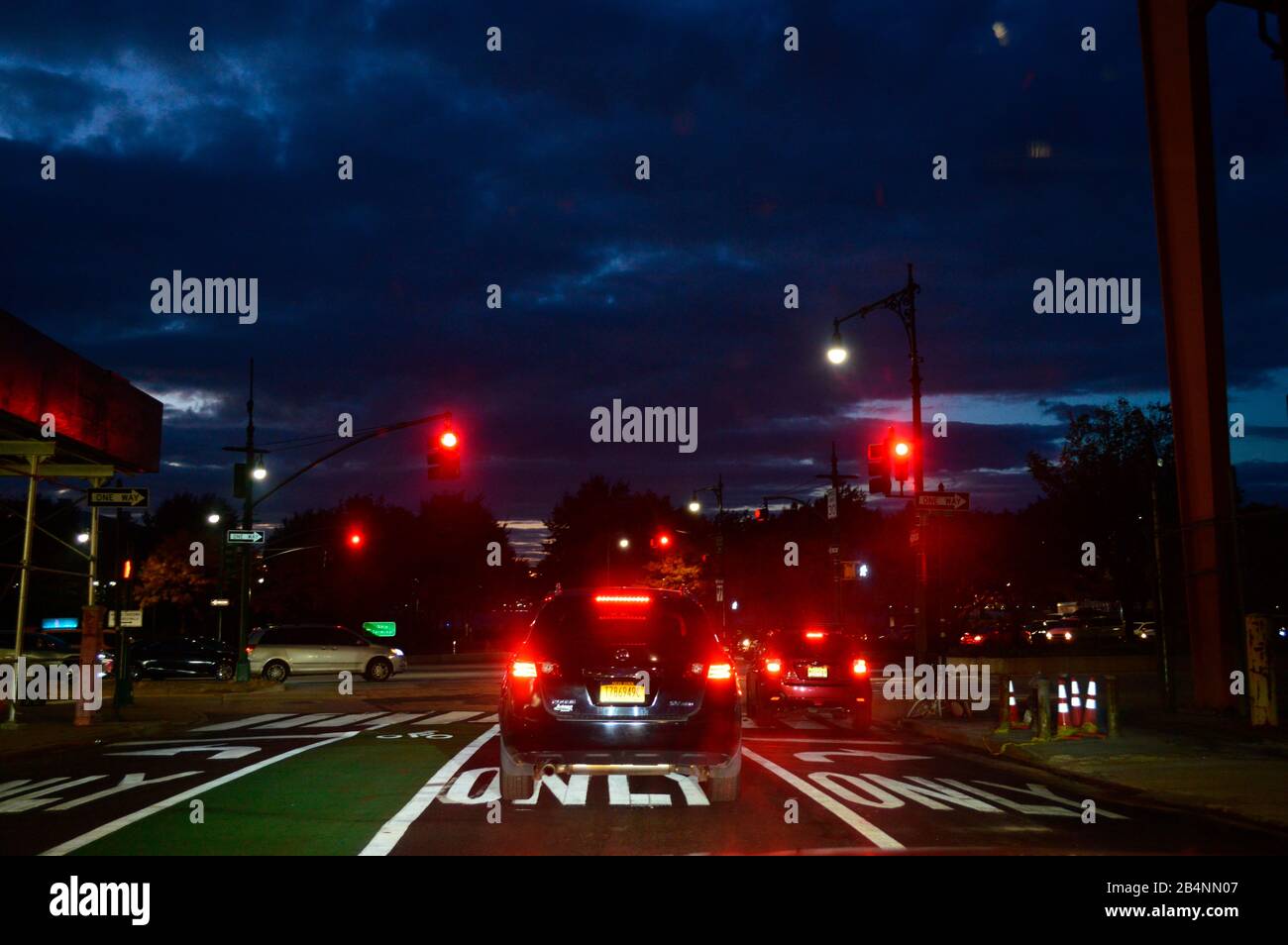 Autoverkehr, rote Ampel, New York City, USA Stockfoto