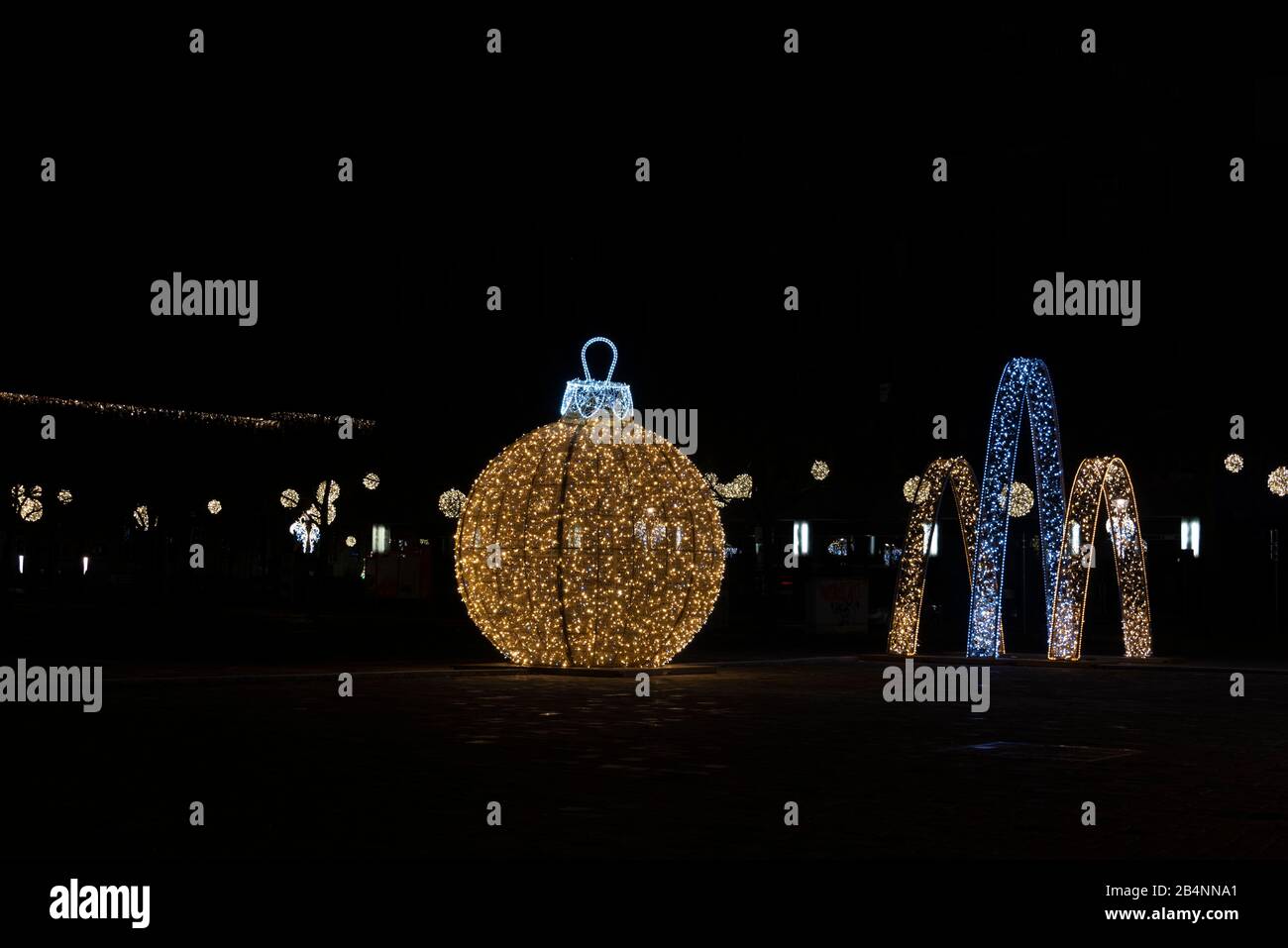 Deutschland, Sachsen-Anhalt, Magdeburg, auf dem Domplatz steht ein beleuchteter Weihnachtsball, die Lichtskulptur ist Teil der Lichtwelt in Magdeburg Stockfoto