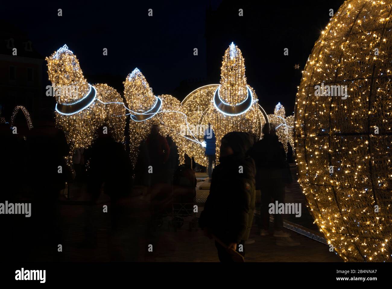 Deutschland, Sachsen-Anhalt, Magdeburg, beleuchtete Pferde auf dem Domplatz, sie zeigen den Halbkugelverso des Physikers Otto-von-Guericke Stockfoto