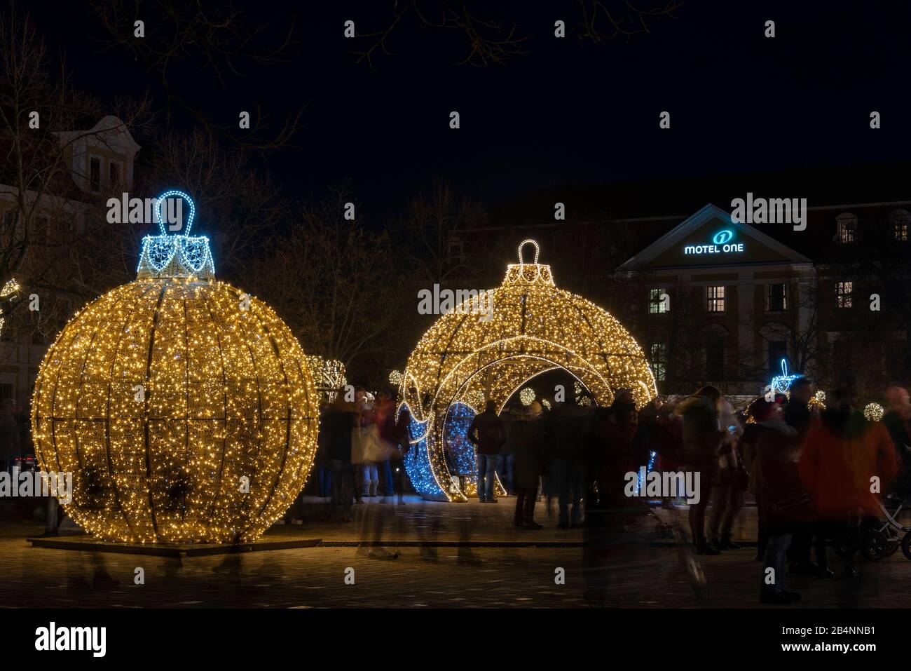 Deutschland, Sachsen-Anhalt, Magdeburg, überdimensionale Weihnachtskugeln steigen auf den Domplatz, sie gehören zur Magnetburger Lichterwelt Stockfoto