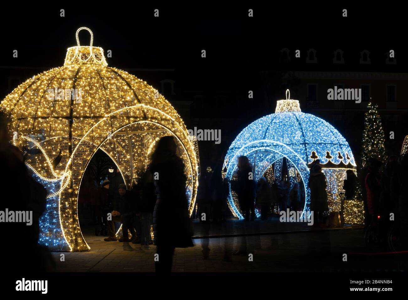Deutschland, Sachsen-Anhalt, Magdeburg, überdimensionale Weihnachtskugeln steigen auf den Domplatz, sie gehören zur Magnetburger Lichterwelt Stockfoto