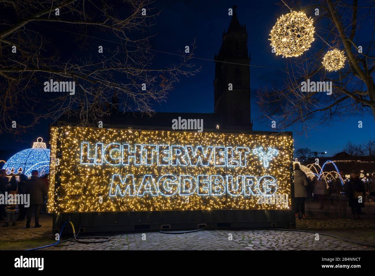 Deutschland, Sachsen-Anhalt, Magdeburg, Lichterwelt Magdeburg steht auf einem Schild am Rande des Domplatzes Stockfoto