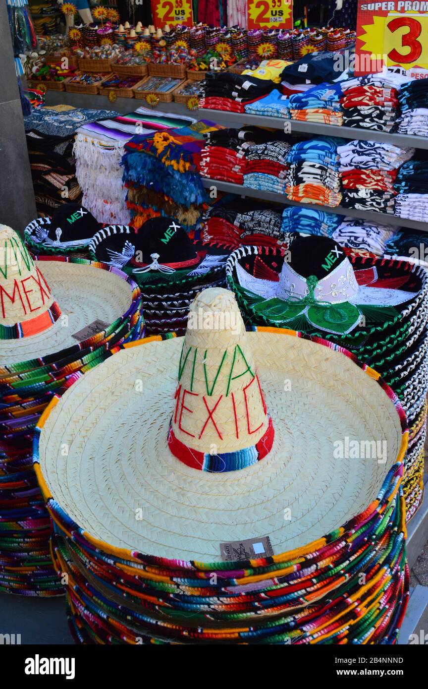 Verschiedene Souvenirs, darunter mexikanische Hüte, sind in einem Touristenladen auf der Avenida Cinquo, Playa del Carmen, Mexiko ausgestellt Stockfoto