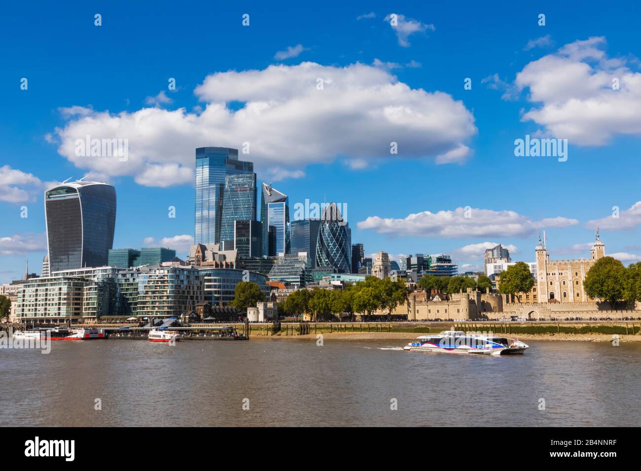 England, London, London City Skyline und der Tower von London Stockfoto