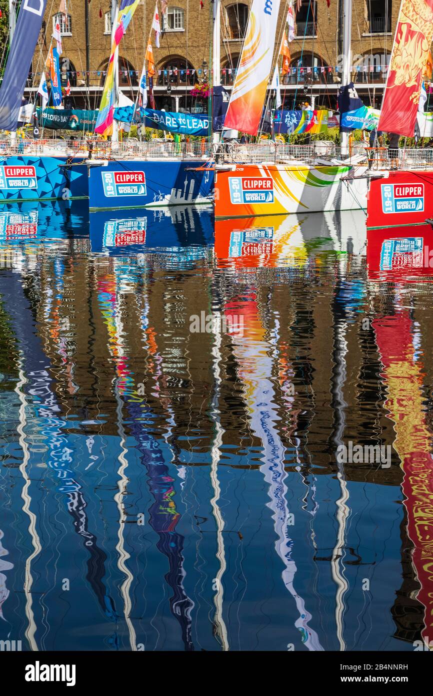 England, London, Wapping, St. Katharine Docks Marina, bunte Scherer Warten auf den Start der Bi-Annual Clipper Segelregatta rund um die Welt Stockfoto