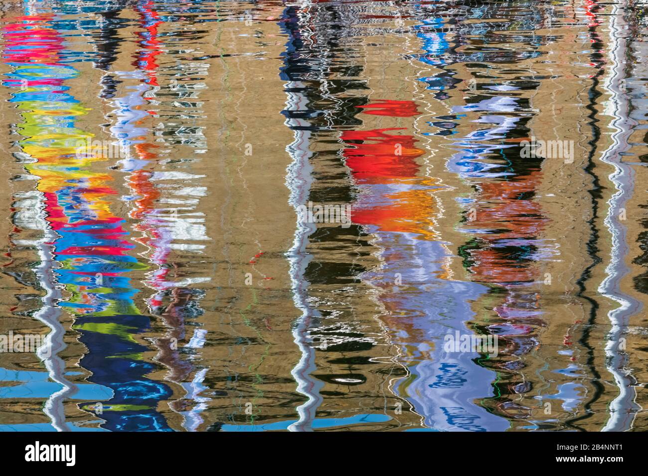 England, London, Wrapping, St.Katharine Docks Marina, Reflexion der Bunten Clippers, Die Auf Den Start Des zweijährlichen Clippers rund um Den World Yacht Race Warten Stockfoto