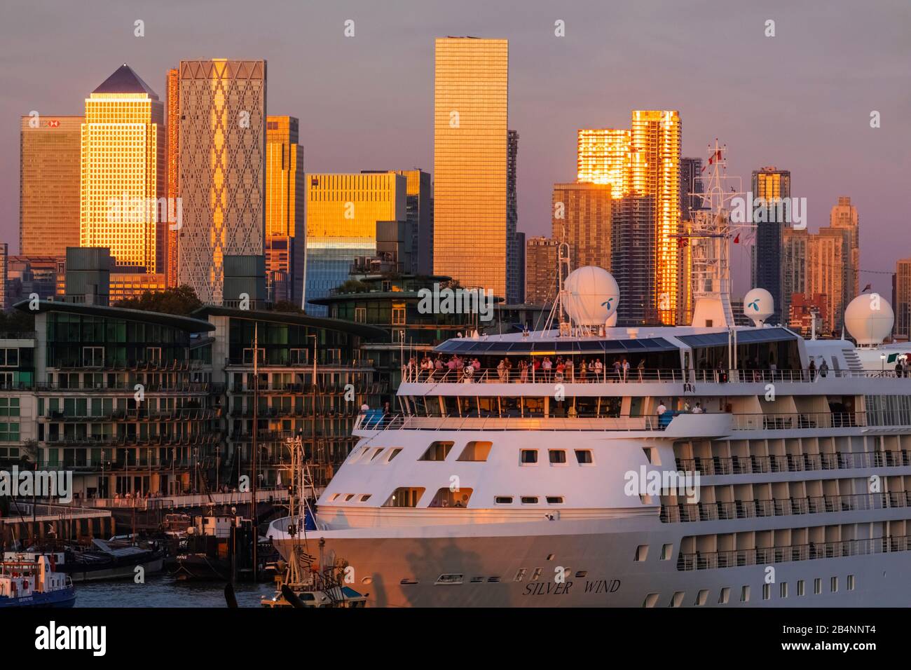 England, London, Docklands, Silversea Kreuzfahrten Luxus Schiff Silver Wind vorbei Canary Wharf Skyline und die Themse. Stockfoto