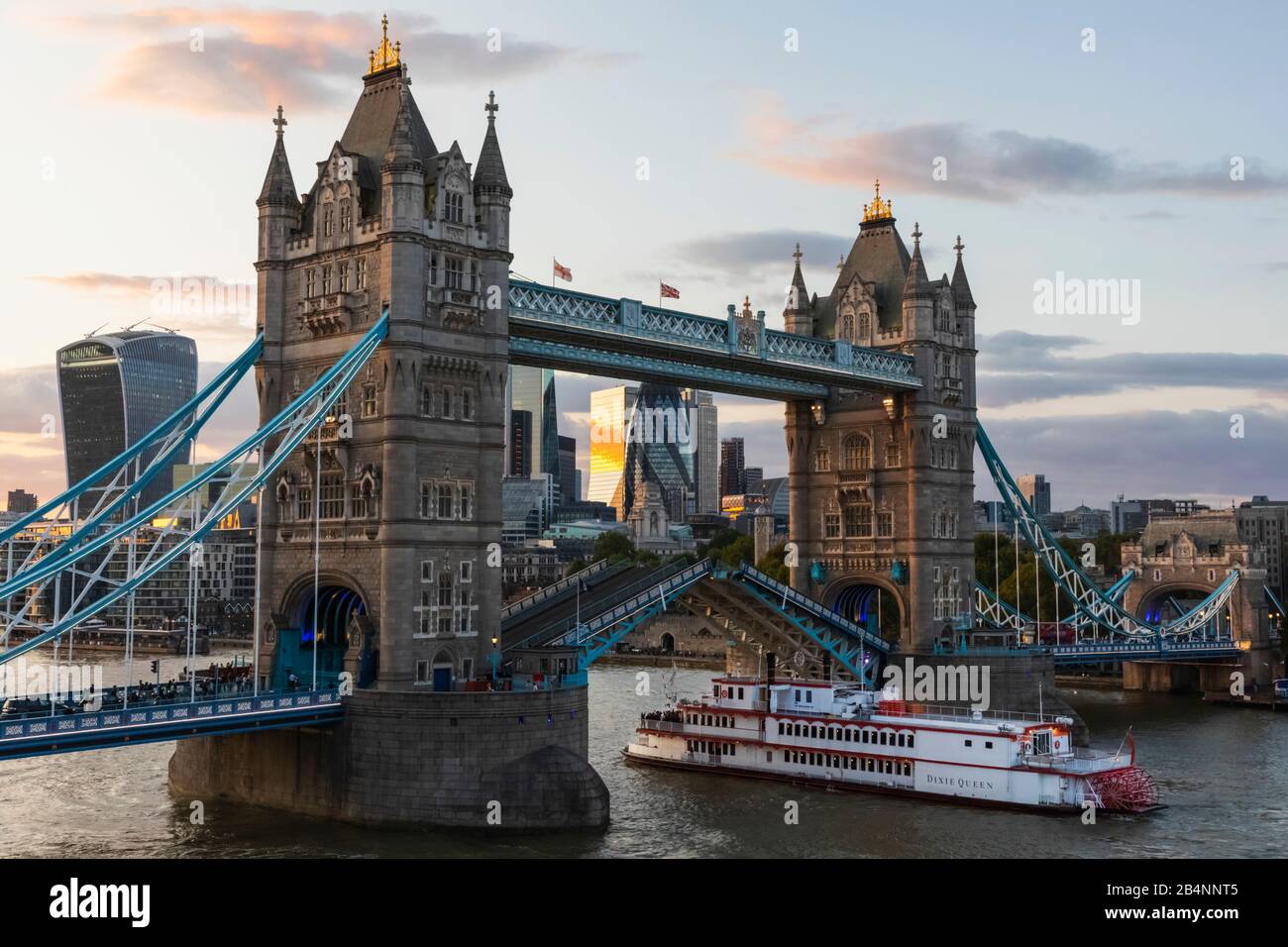 England, London, Turm, Brücke, Themse Kreuzfahrtschiff Dixie Königin durch geöffnete Tower Bridge Stockfoto
