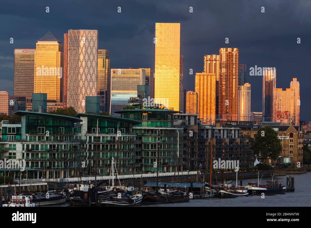 England, London, Docklands, am späten Abend Licht auf Canary Wharf Skyline und die Themse. Stockfoto