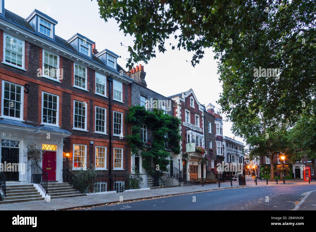 England, London, Richmond, georgianischen Stadthäusern auf Richmond Green Stockfoto