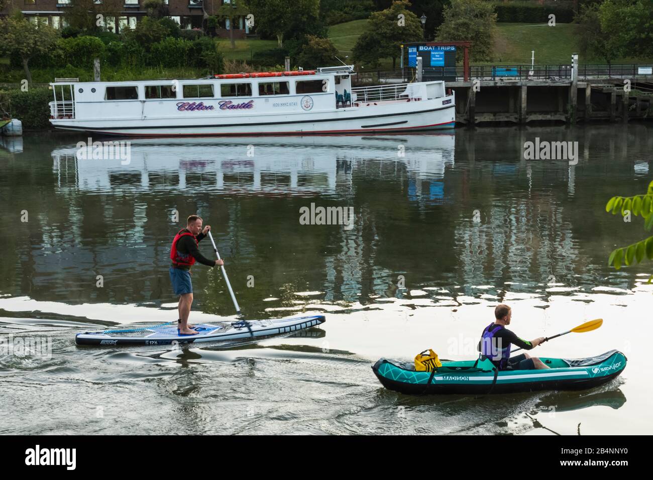 England, London, Richmond, Männer Kanu auf dem Fluss Themse Stockfoto