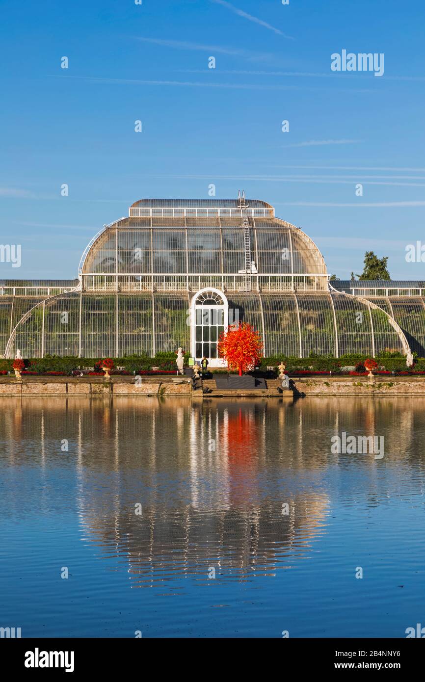 England, London, Richmond, Kew Gardens, das Palm House in See Stockfoto