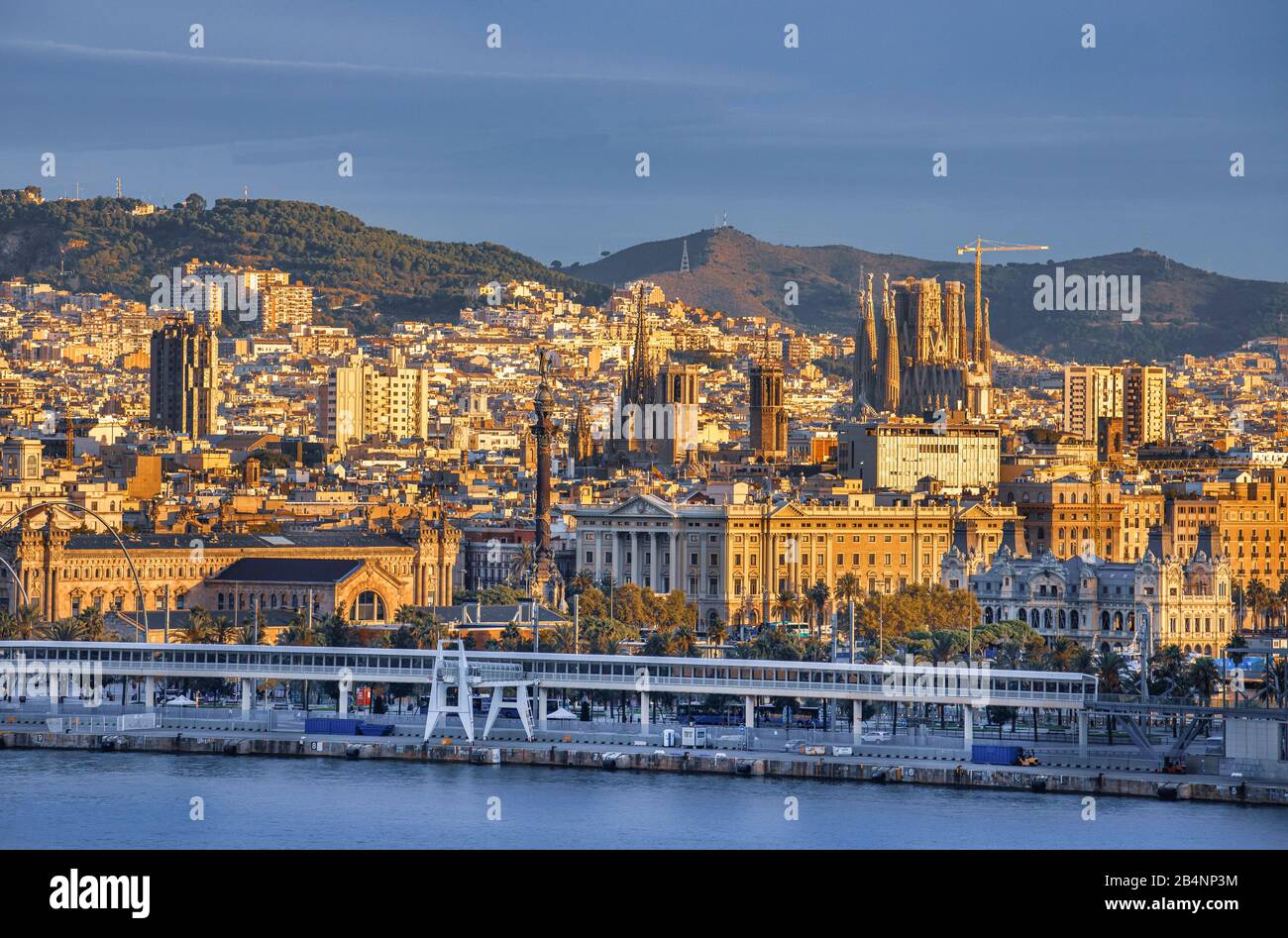 Spanien, Katalonien, Barcelona, Alter Hafen, Skyline, Sonnenaufgang Stockfoto