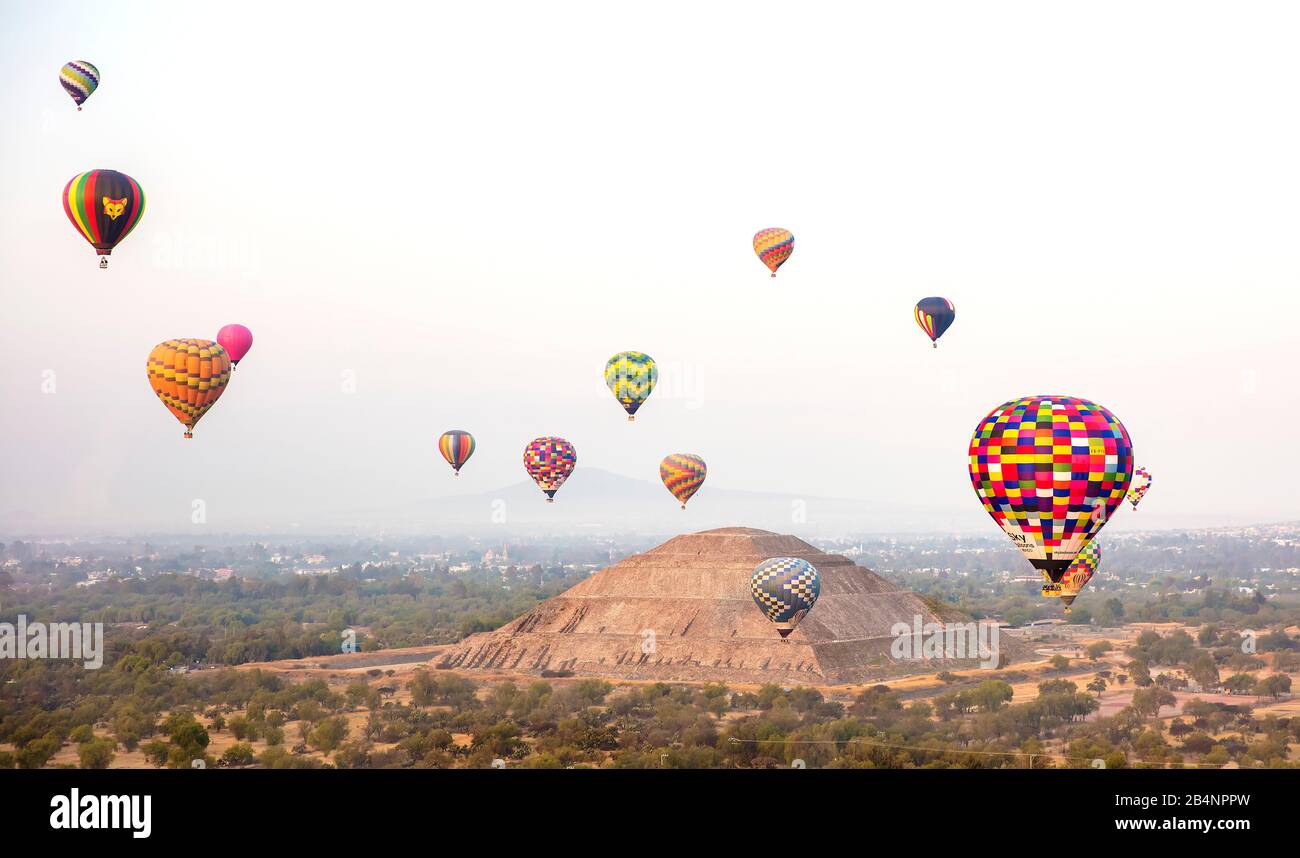 Heißluftballons über der Sonnenpyramide in Teotihuacan, Mexiko Stockfoto