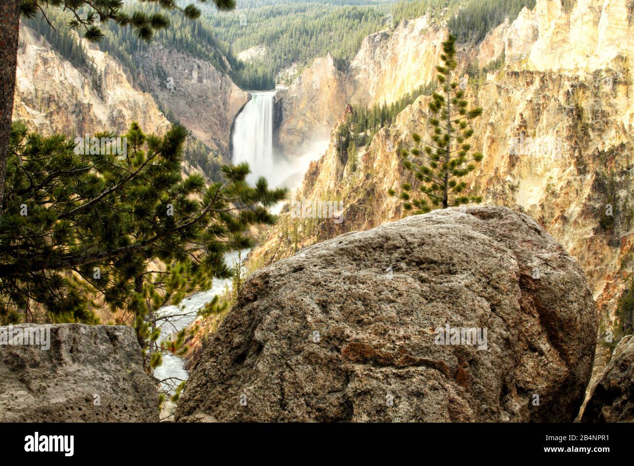 Ein erhöhter Blick von Artists Point, von Yellowstone Falls im Grand Canyon des Yellowstone National Park in Wyoming, USA. Stockfoto