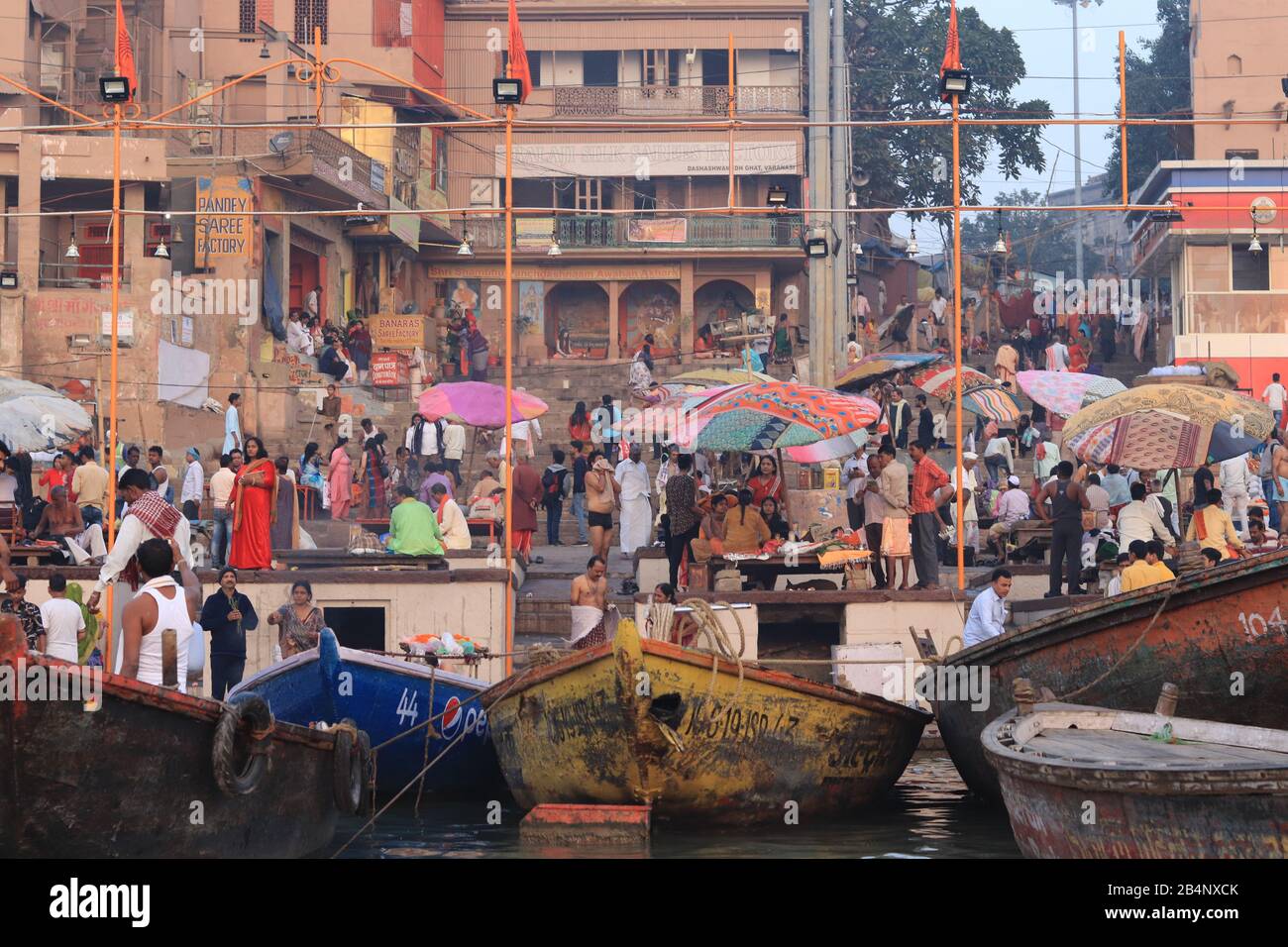 Menschen im berühmten Aasi Ghat von Varanasi Stockfoto