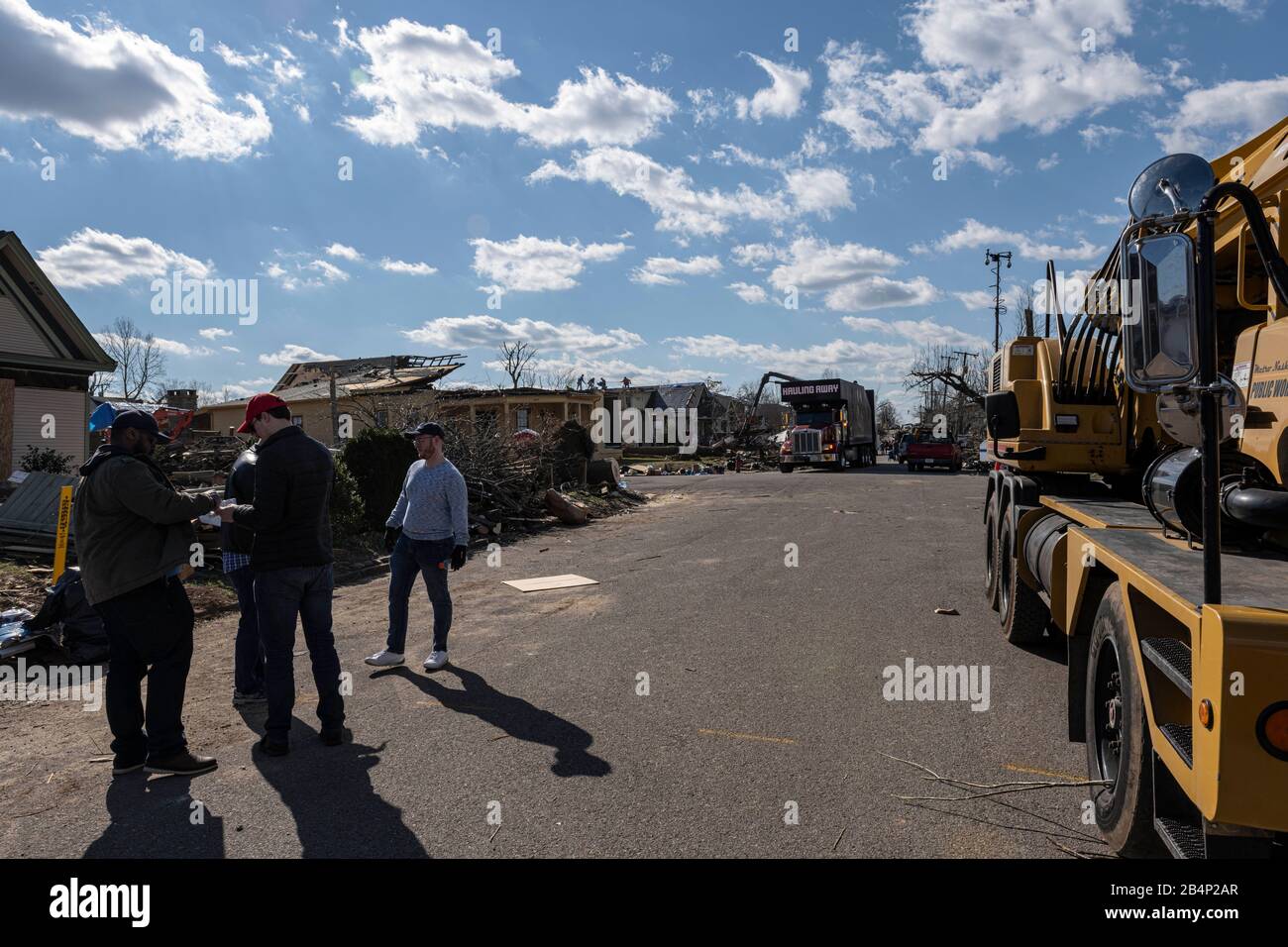 Nashville, Tennessee, USA. März 2020. Freiwillige und Hilfspersonal entlang der Holly Street in East Nashville, TN am 6. März 2020, Tage nachdem ein tödlicher Tornado durch das Gebiet geruttert war. Kredit: Lisbeth Norton/ZUMA Wire/Alamy Live News Stockfoto