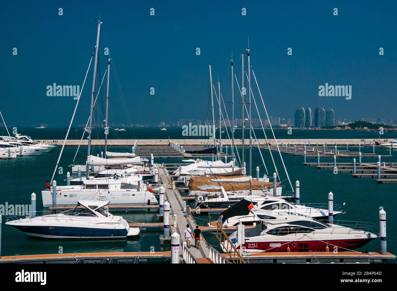 Boote auf der Serenity Marina in Sanya auf der chinesischen Insel Hainan. Stockfoto