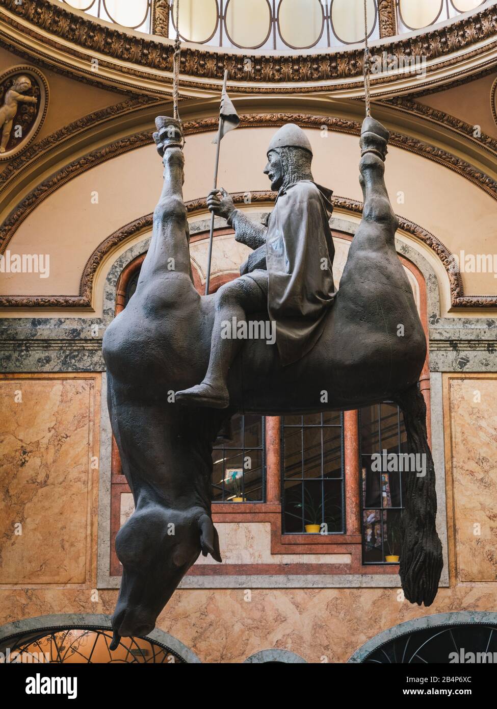 Prag, Tschechien - 10. Juni 2019: König Wenzels-Reiten auf einer Toten-Pferd-Statue in Lucerna Passage von David Cerny im Jahr 1999. Ein Ironisches und Spötendes T Stockfoto