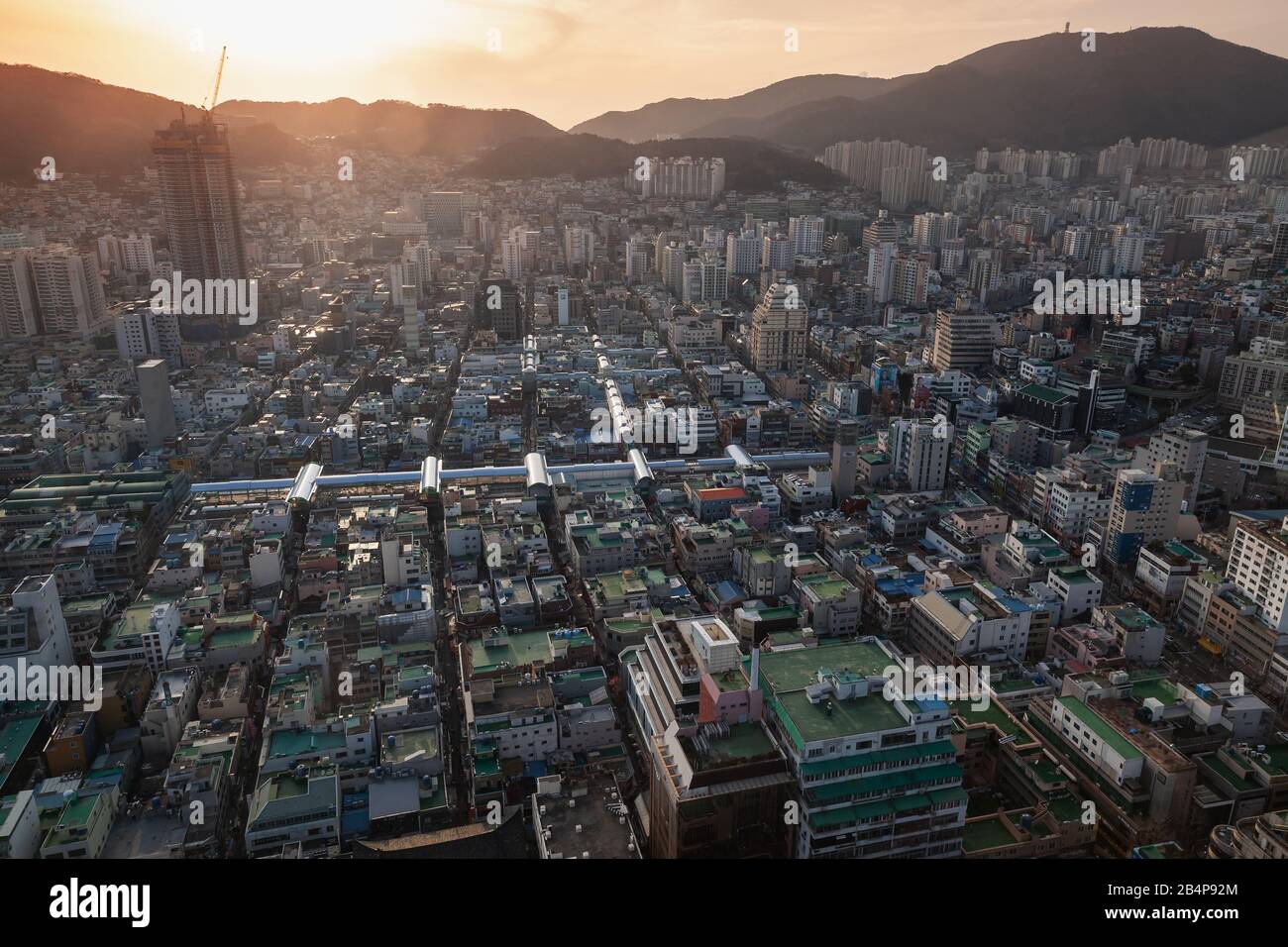 Busan, Südkorea - 14. März 2018: Busan citycape mit hinterleuchtete Sonne, Vogelperspektive. Bezirk jung-gu, Marktgebiet Gukje Stockfoto