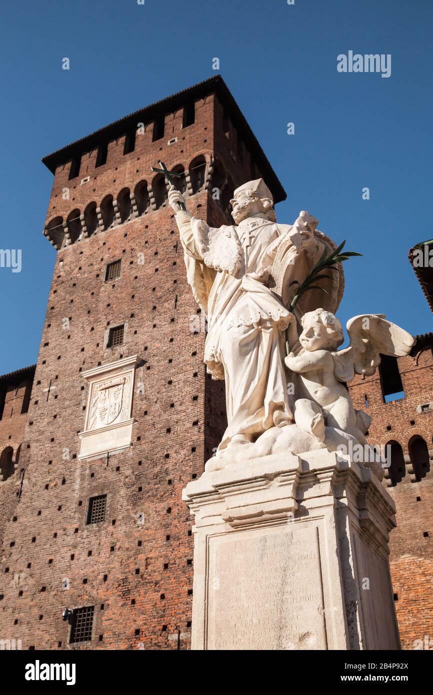 Mailand, Italien - 19. Januar 2018: Statue des heiligen Johannes von Nepomuk im Innenhof des Schlosses Sforza Stockfoto