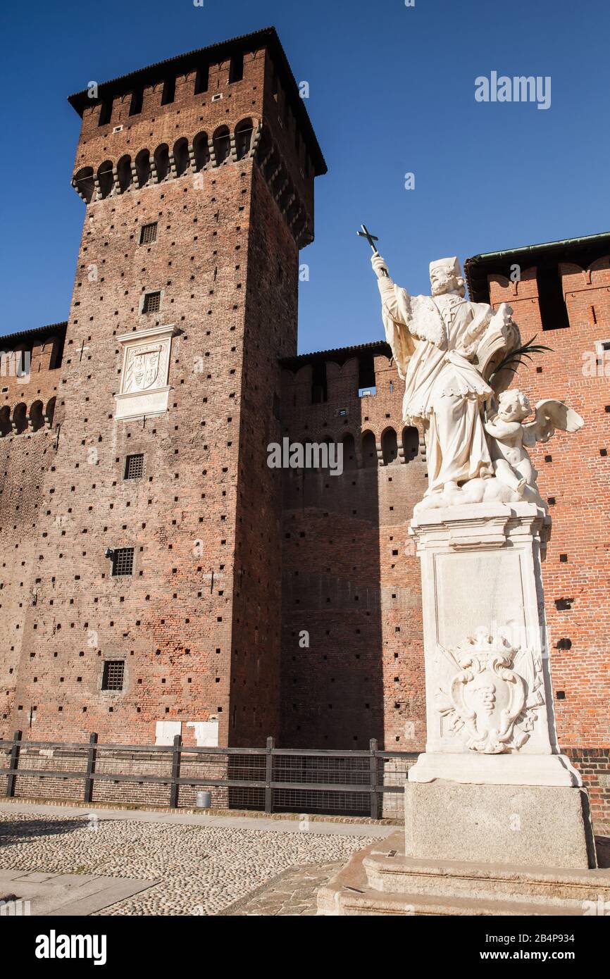 Mailand, Italien - 19. Januar 2018: Statue des heiligen Johannes von Nepomuk im Innenhof des Schlosses Sforza in Mailand Stockfoto Mailand, Italien - 19. Januar 2018: Statue des heiligen Johannes von Nepomuk im Innenhof des Schlosses Sforza in Mailand Stockfoto