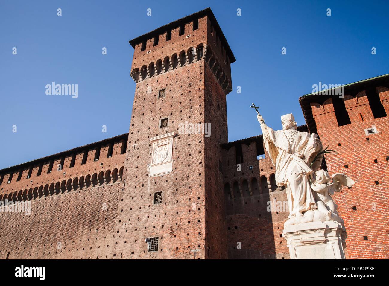 Mailand, Italien - 19. Januar 2018: Statue des heiligen Johannes von Nepomuk im Innenhof des Schlosses Sforza in Mailand Stockfoto Mailand, Italien - 19. Januar 2018: Statue des heiligen Johannes von Nepomuk im Innenhof des Schlosses Sforza in Mailand Stockfoto