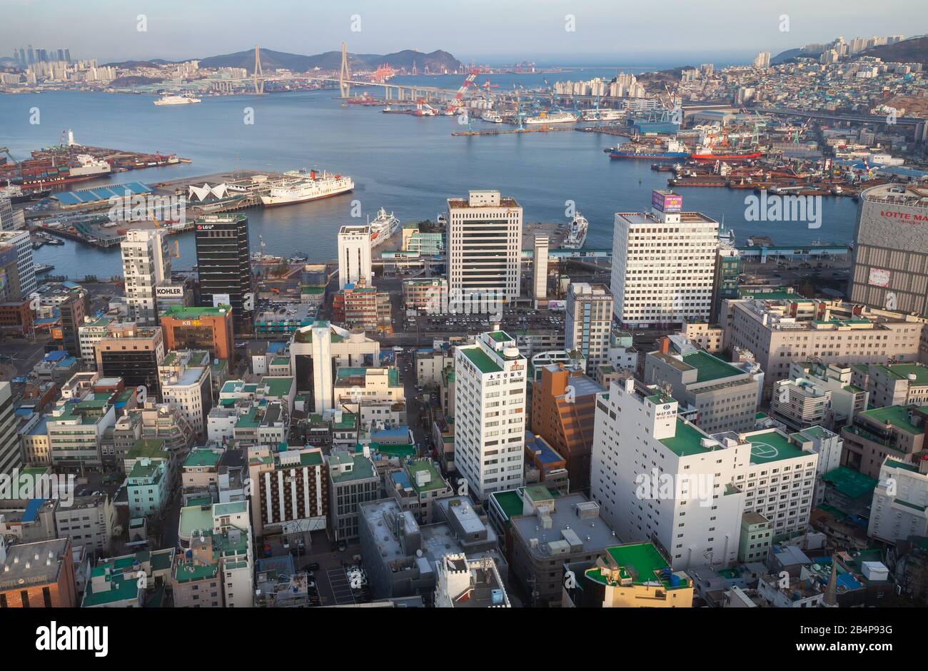 Busan, Südkorea - 14. März 2018: Küstenbild der Stadt Busan, Bezirk jung-gu, Vogelperspektive Stockfoto