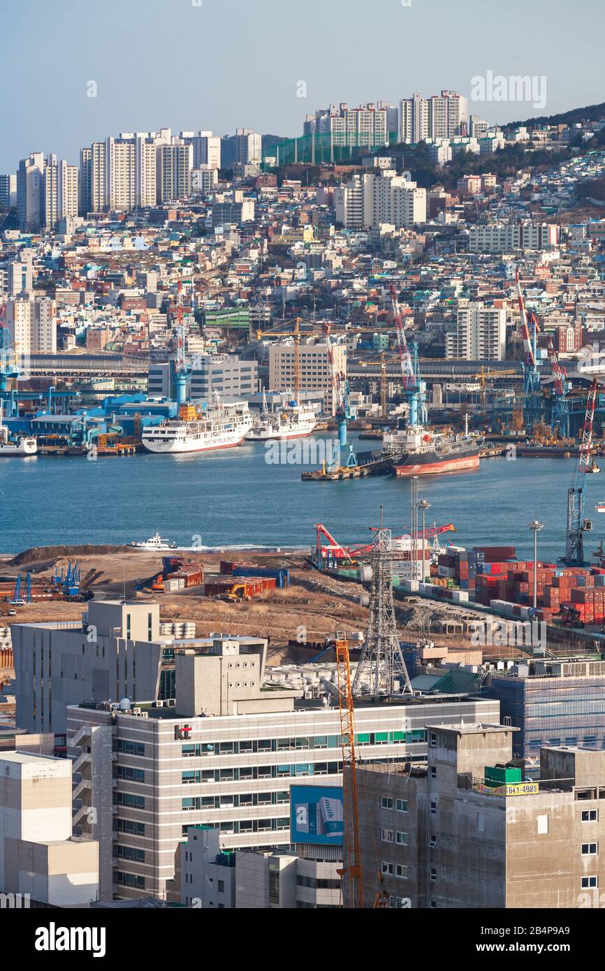 Busan, Südkorea - 22. März 2018: Vertikales Stadtbild am Meer von Busan, Hafenansicht Stockfoto