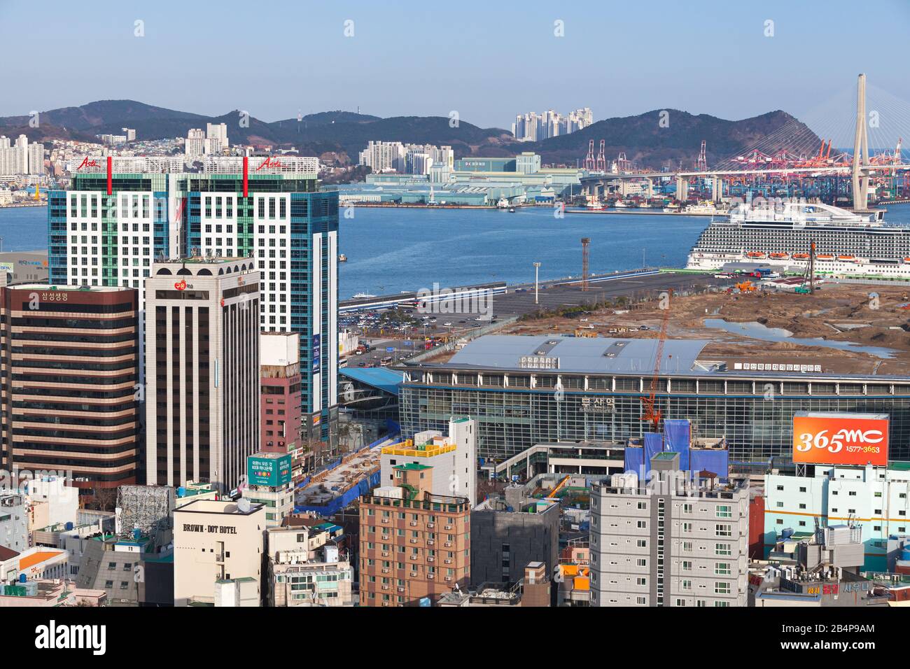 Busan, Südkorea - 22. März 2018: Stadtbild der Stadt Busan am Meer, Luftbild des Hafens Stockfoto