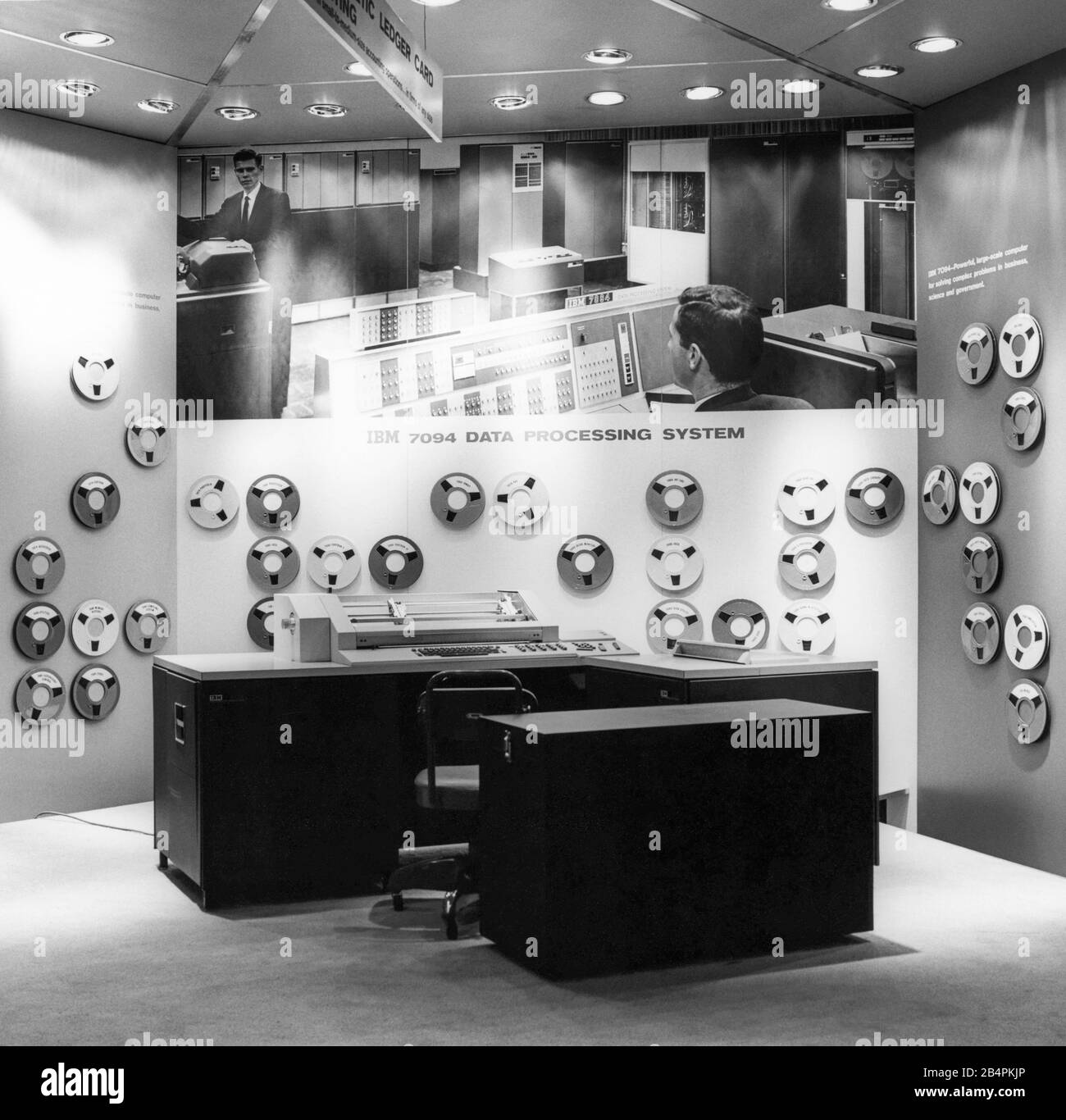 Anzeige der IBM 6400-Serie Magnetischer Buchhaltungsmaschinen mit Hintergrundanzeige des Computers des IBM 7094-Datenverarbeitungssystems auf der IBM Business Show im New Yorker New York Coliseum, etwa am 30. April 1963. Die Veranstaltung fand in Verbindung mit der Hauptversammlung des IBM-Aktionärsnehmers statt. Stockfoto