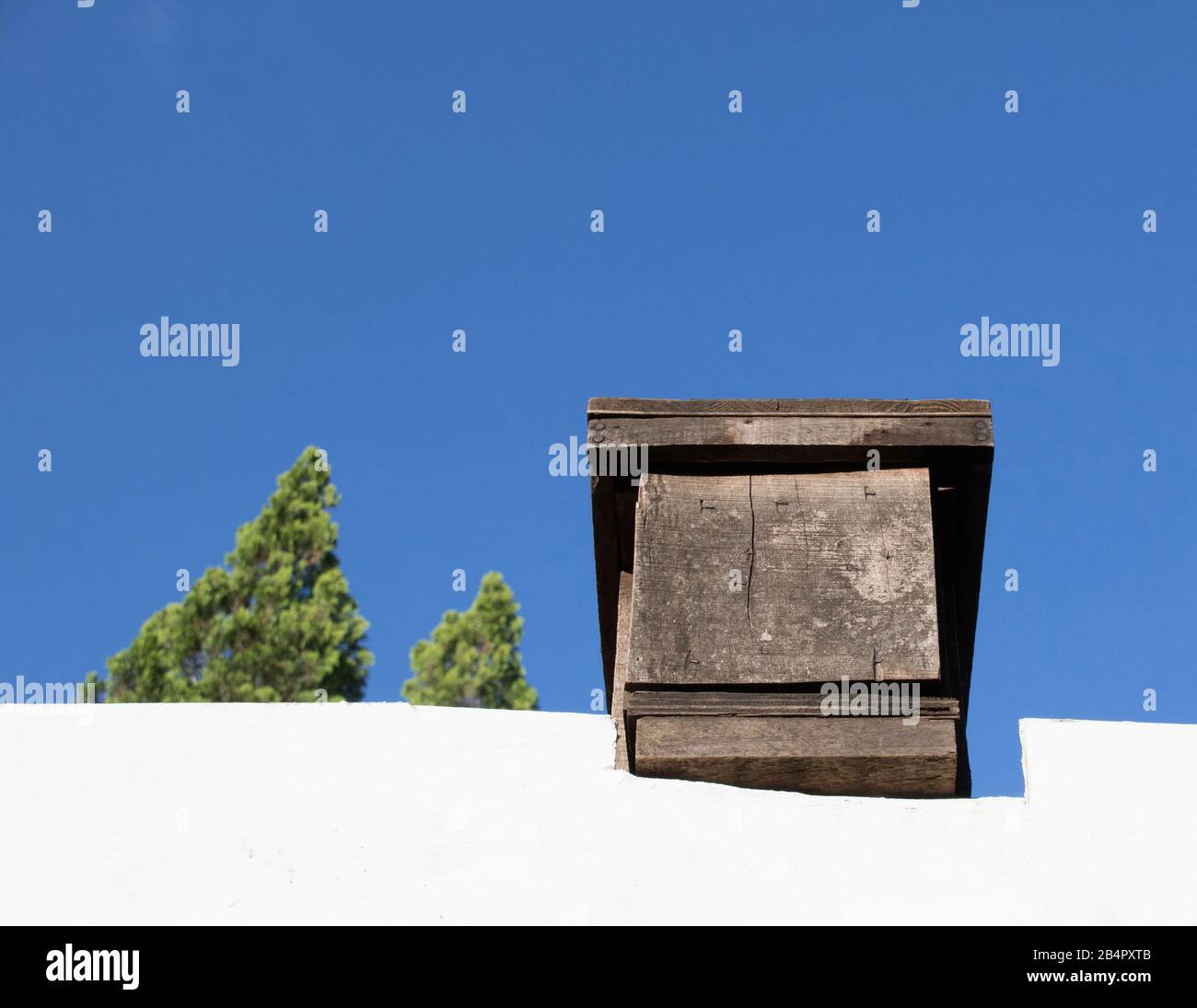 Auf dem Dach eines Wohnimmobilienbildes mit Kopierraum in horizontalem Format befinden sich Imker Stockfoto