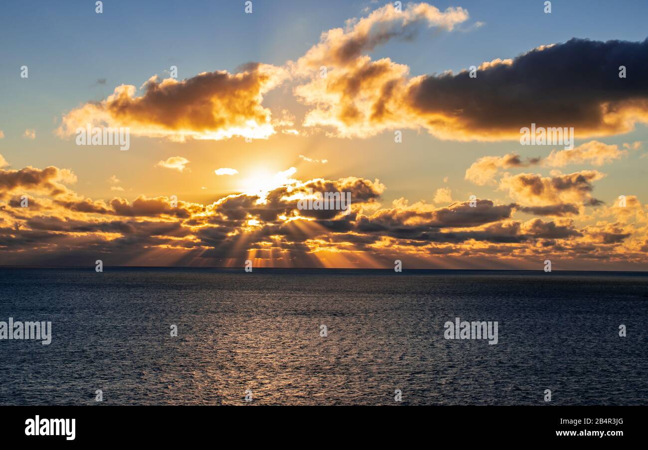 Dramatischer Himmel bei Sonnenuntergang und Seascape. Stockfoto