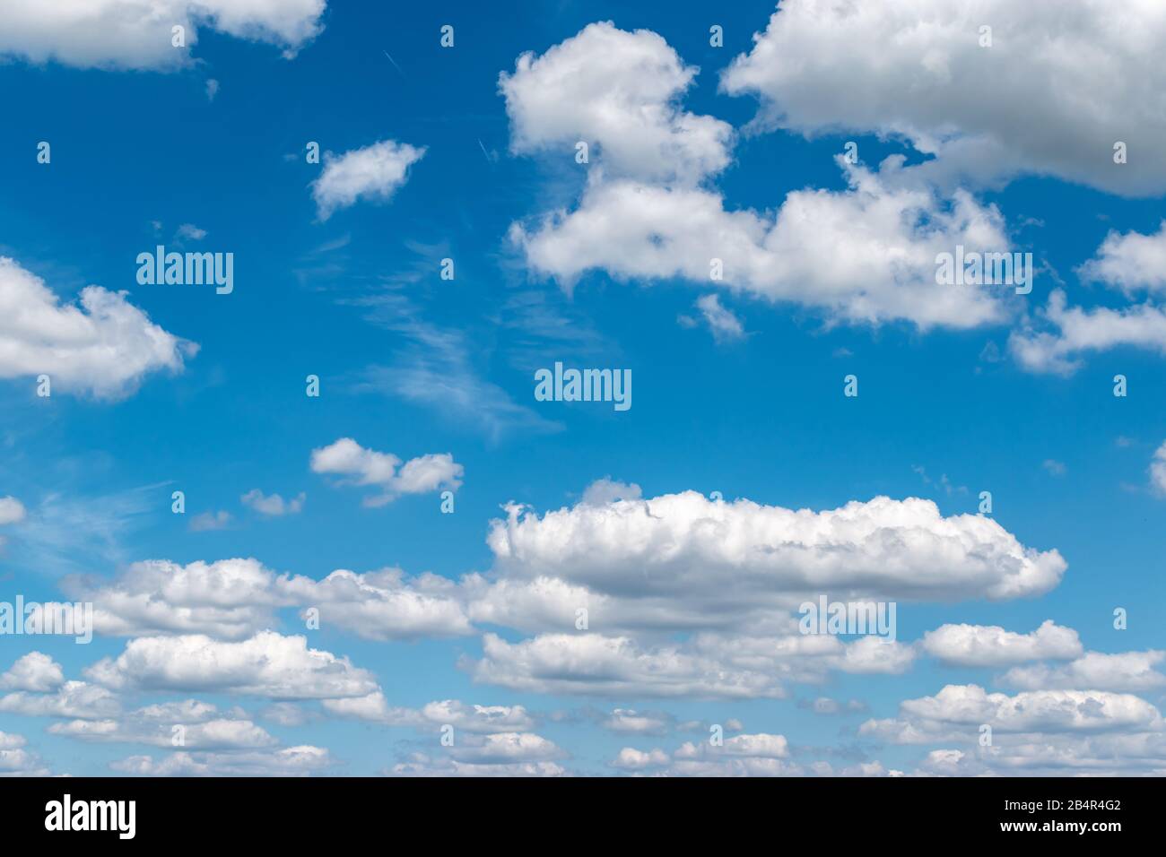 Schwebende weiße Wolken auf blauem Himmelshintergrund im Sommer. Stockfoto