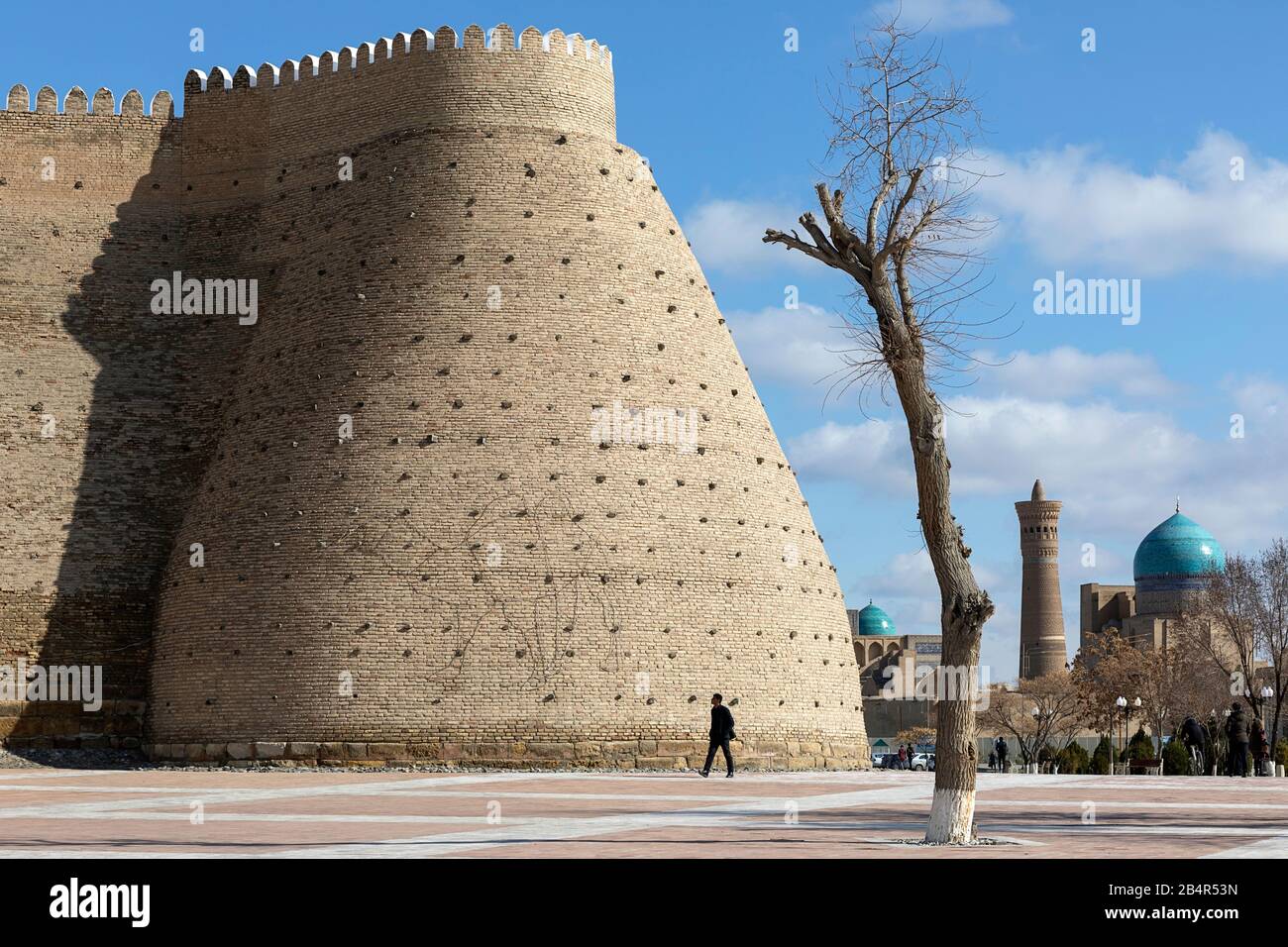 Wände der Arche mit Blick auf die Moscheen und das Kalyan Minarett, Buchara, Usbekistan Stockfoto
