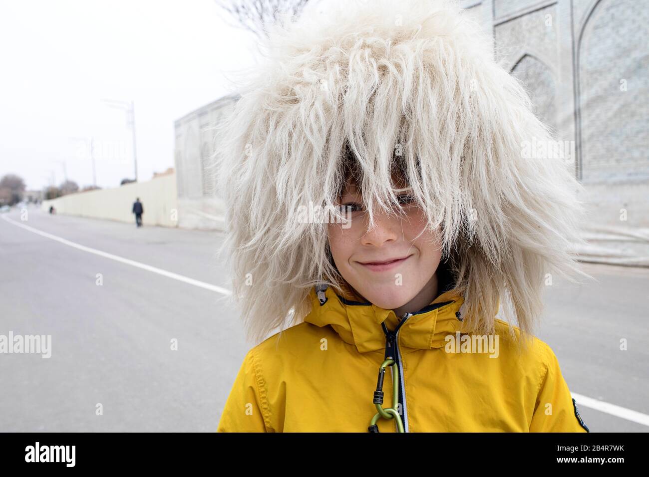 Netter Junge mit Schafshaut Hut, Buchara, Usbekistan Stockfoto