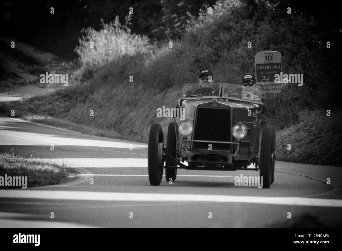 Pesaro COLLE SAN BARTOLO, ITALIEN - 17. MAI 2018: SAM C25 F GRAN SPORT 1925 auf einem alten Rennwagen in der Rallye Mille Miglia 2018 der berühmte italienische Histor Stockfoto
