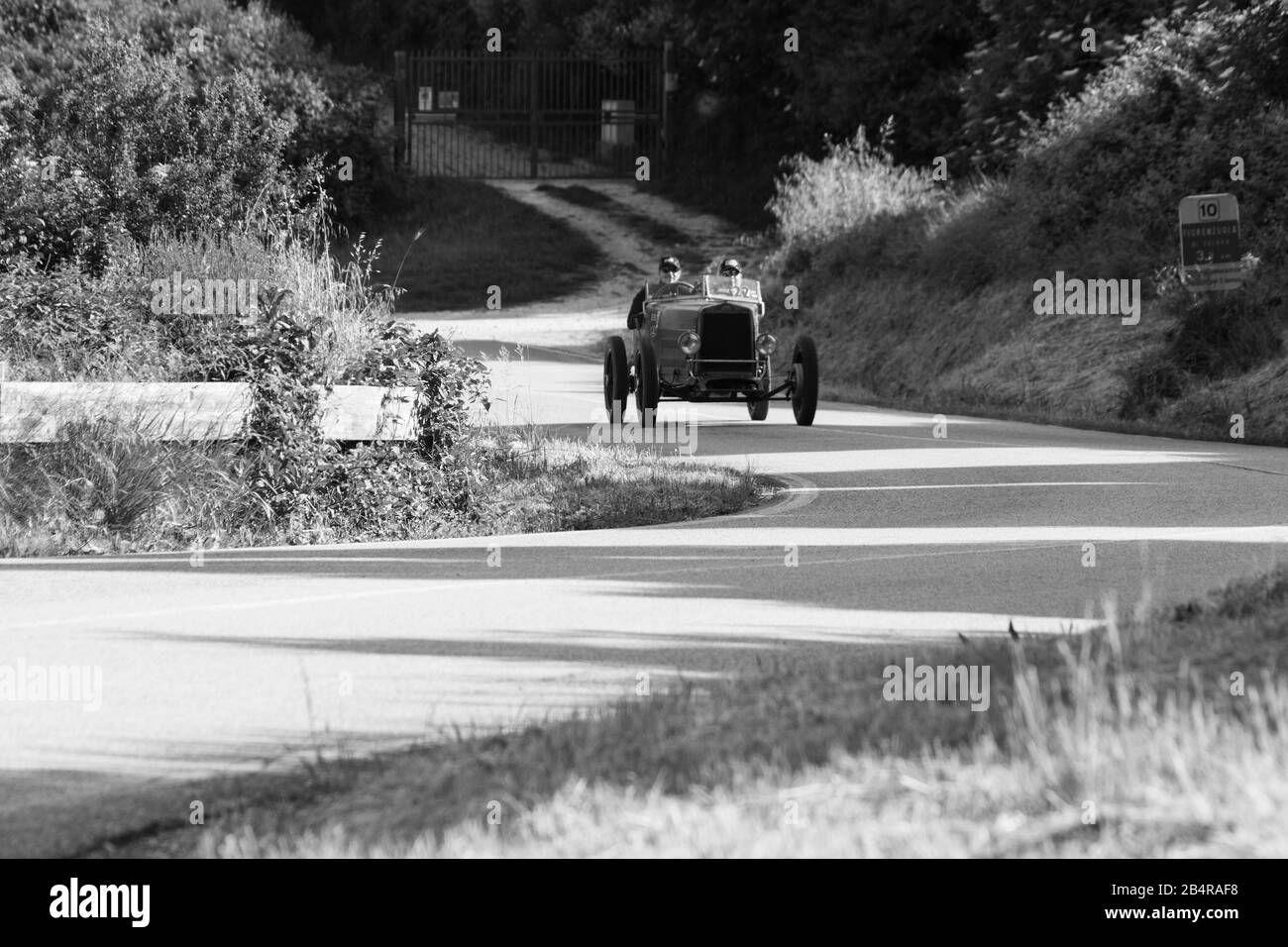 Pesaro COLLE SAN BARTOLO, ITALIEN - 17. MAI 2018: SAM C25 F GRAN SPORT 1925 auf einem alten Rennwagen in der Rallye Mille Miglia 2018 der berühmte italienische Histor Stockfoto